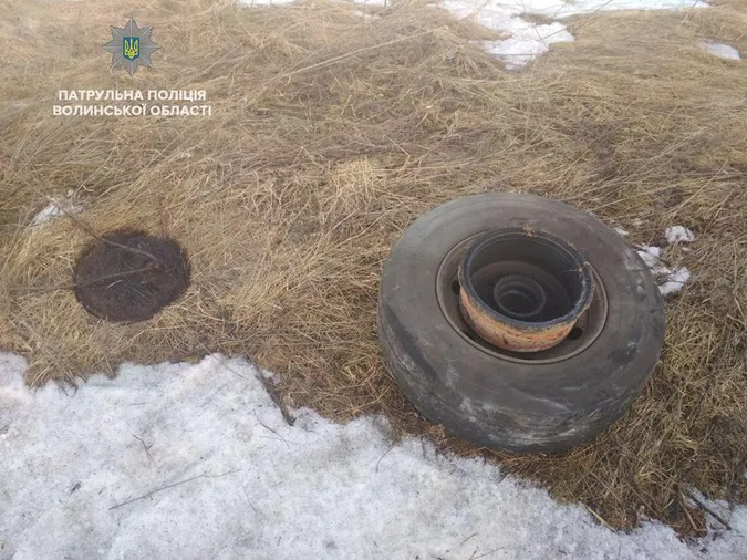 Аварія на Волині: з причіпа відірвалося колесо і влетіло у вантажівку (фото)