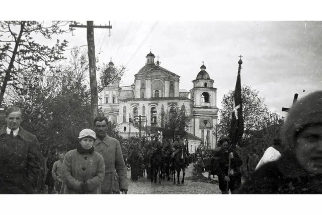 Хода вулицею Королеви Ядвіги (Братковського)