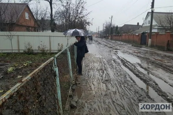 Мешканці Любомля обходять багнюку по парканах (фото)