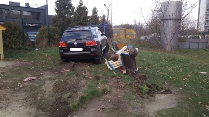 П'яний поліцейський протаранив три автівки та влетів у дитячий майданчик (фото, відео)