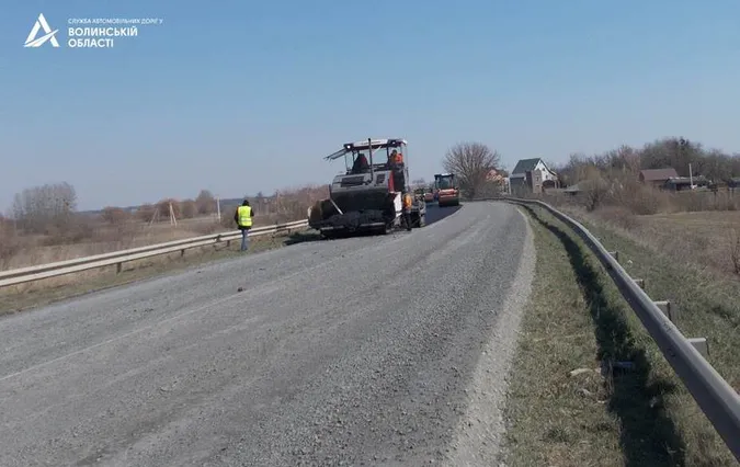 На об'їзній трасі неподалік Луцька кладуть новий асфальт (фото)