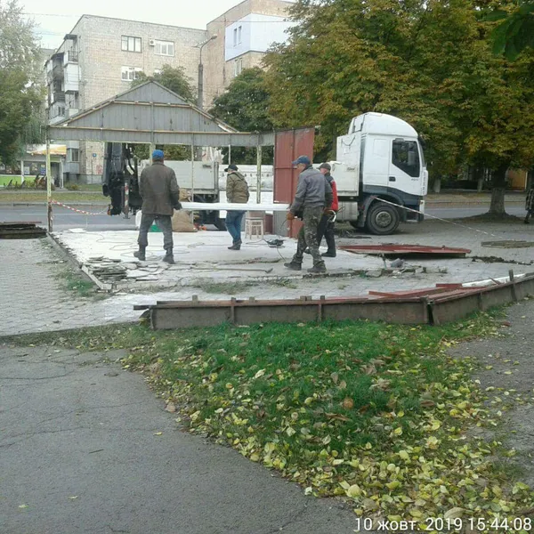 У Луцьку на Відродження демонтували незаконний торговий павільйон (фото)