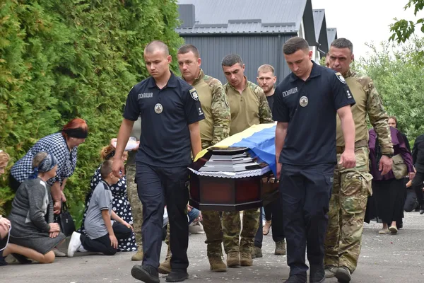 На Волині попрощалися із загиблим поліцейським-вибухотехніком Віктором Масюком (фото)