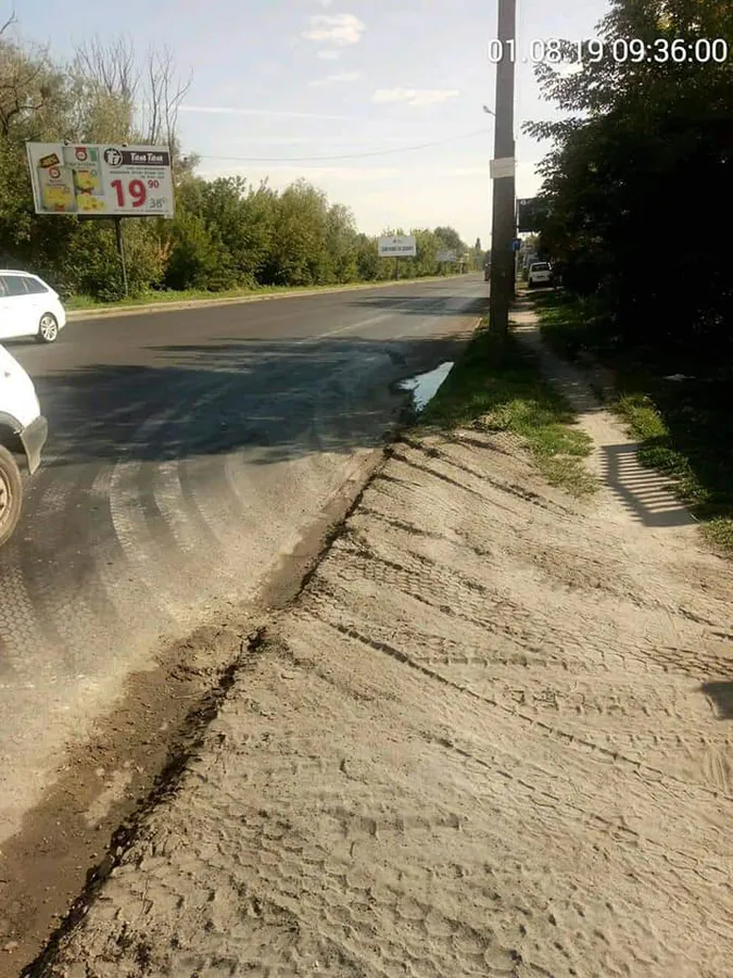 У Луцьку будівельників змусили прибрати бруд з дороги (фото)