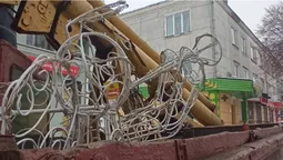 У Луцьку з Лесі Українки забирають різдвяних янголів (фото)