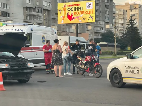 У Луцьку мотоцикл зіткнувся з легковиком (фото, відео)