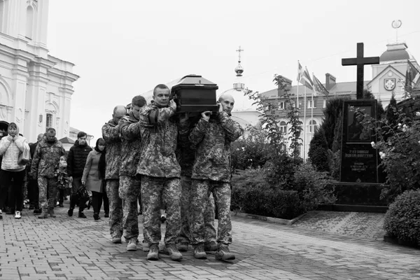 У Луцьку провели в останню дорогу загиблого Героя Юрія Сапожника (фото)