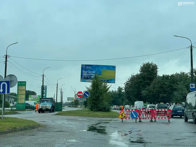 У Луцьку через «кратер» на дорозі перекрили половину Карпенка-Карого (фото)