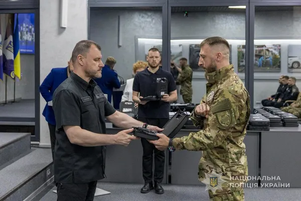 Поліцейських із Волині, які воюють на передовій, відзначили високими нагородами (фото)