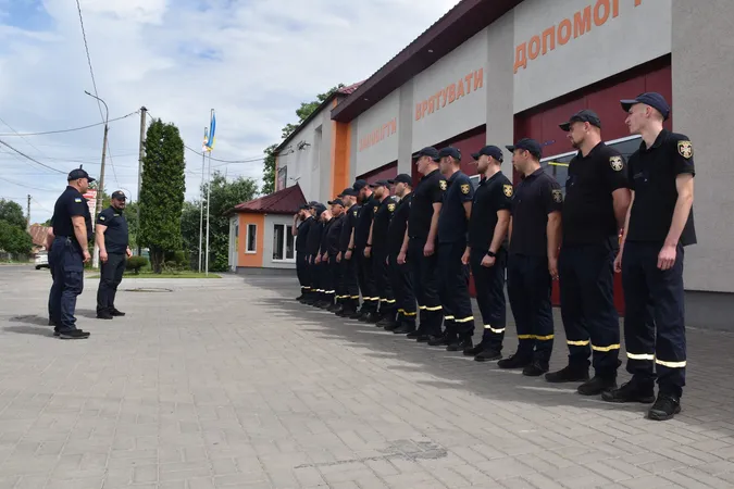 Волинські рятувальники поїхали розміновувати Донеччину (фото)