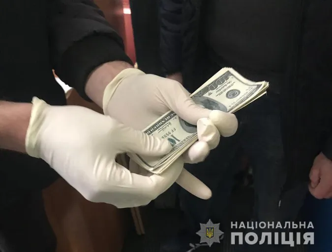 Вимагав дві тисячі доларів: у Луцьку на хабарі спіймали адвоката (фото)