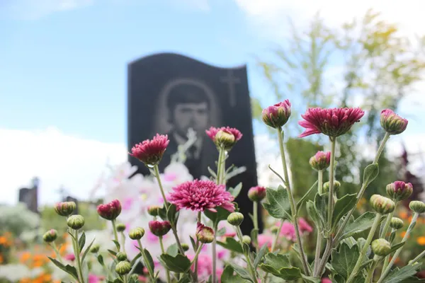 Кіт і могили забутих дітей: (не) містична прогулянка липинським цвинтарем (фото)