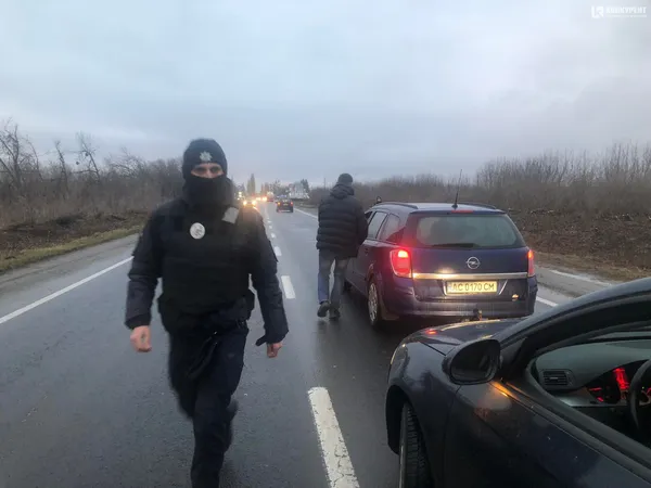Воєнний стан: поліція перевіряє всі автівки, які рухаються у напрямку Луцька (фото, відео)