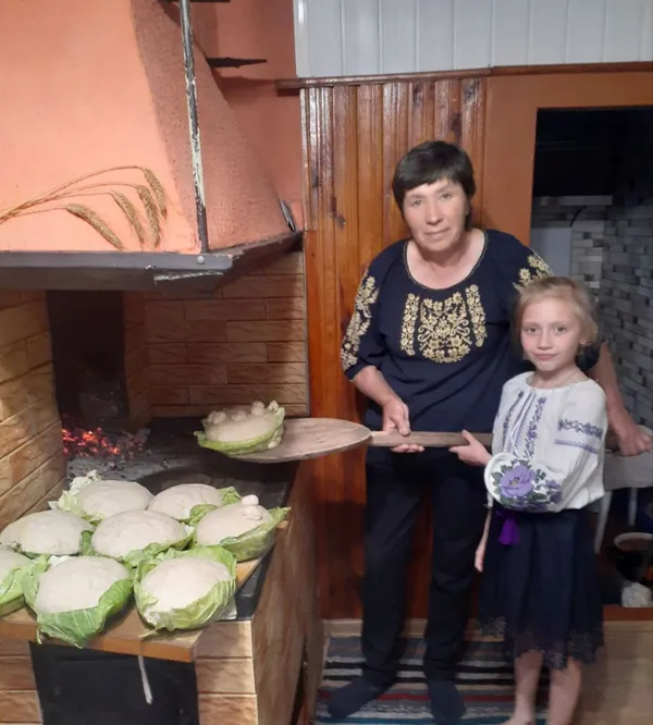 Господиня з Камінь-Каширщини пече хліб на заквасці та капустяному листі (фото)