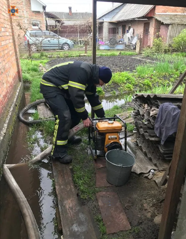 Авто у кюветі, вода на городах, вогонь у будівлі: звіт волинських рятувальників за добу
