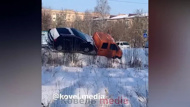 На Волині у кювет злетів автовоз із двома легковиками (відео)