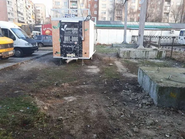 У Луцьку підприємці та водії маршруток захаращують територію біля «Слона» (фото)