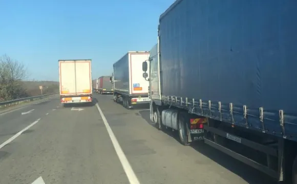 Водії вантажівок, які застрягли в «Ягодині», можуть змінити маршрут