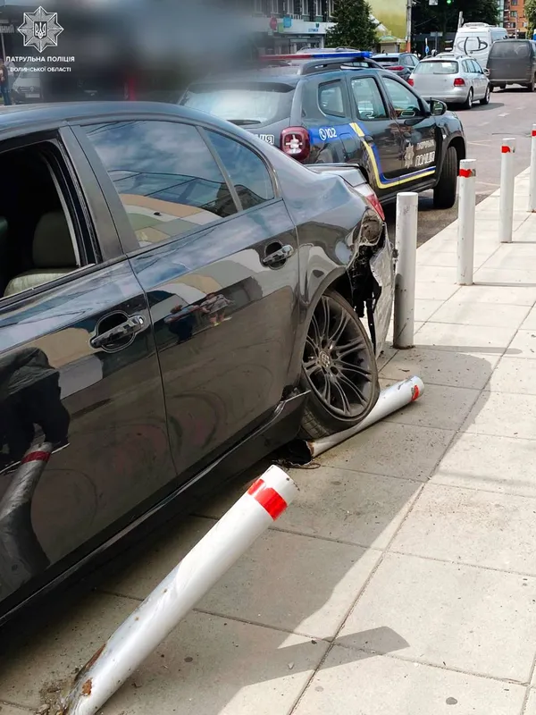 У Луцьку водій BMW врізався в огородження: обійшлося без постраждалих (фото)