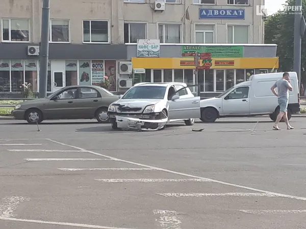 Відвалився бампер: у Луцьку не розминулися дві автівки (фото, відео)