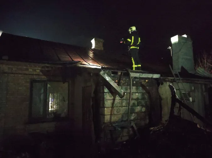 Під Луцьком – пожежа: на подвір'ї горів трейлер (фото)