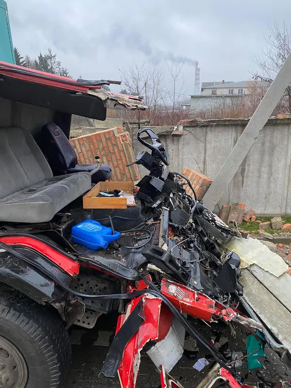 У Луцьку вантажівка влетіла в бетонну арку: кабіна розбилася вщент (фото)