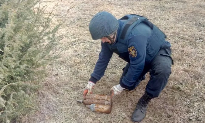 Пішов по гриби: на Волині дідусь знайшов у лісі міни і снаряди (фото)