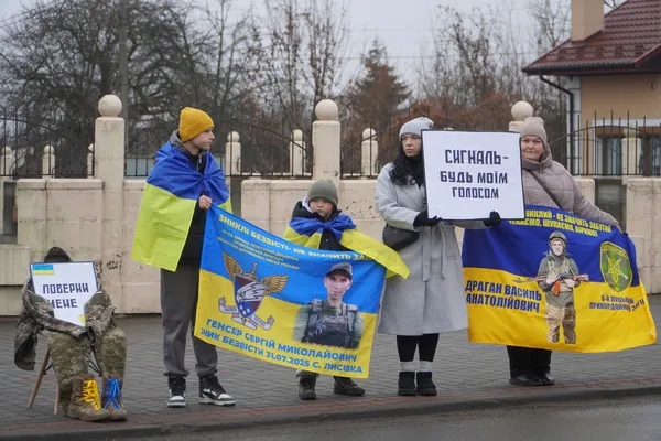 У місті на Волині відбулася мирна акція на підтримку полонених та зниклих безвісти захисників (фото)