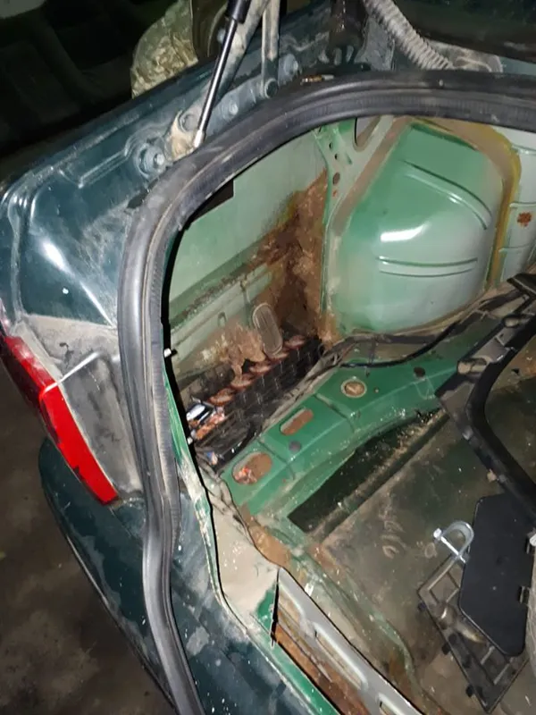 У «Домановому» у білоруса конфіскували цигарки і автомобіль (фото)