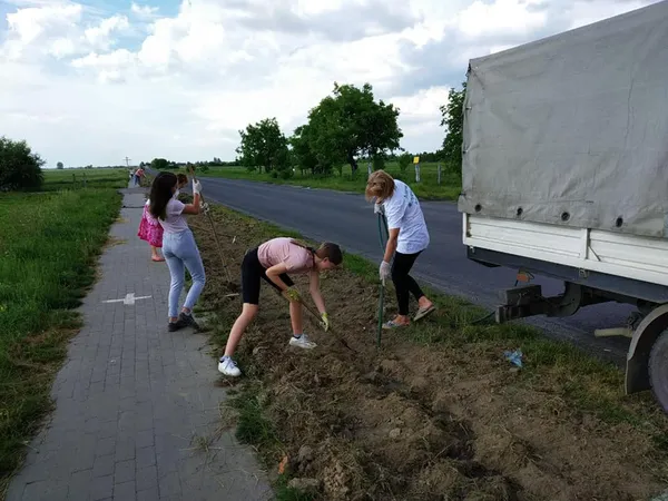 «Квітучий прапор України» збільшився на 2 км і простягнувся вздовж дороги Луцьк-Жидичин