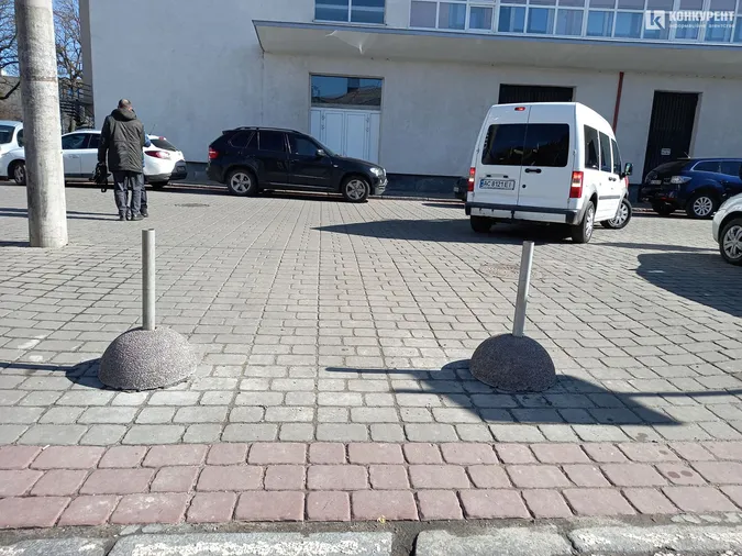У центрі Луцька – нові обмежувачі руху (фотофакт)
