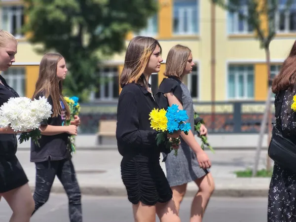 Сотні ковельчан стали на коліна перед загиблим Героєм (фото)
