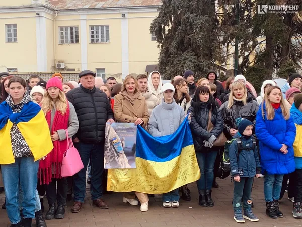 У Луцьку в День Соборності створили «ланцюг єднання» (фото)