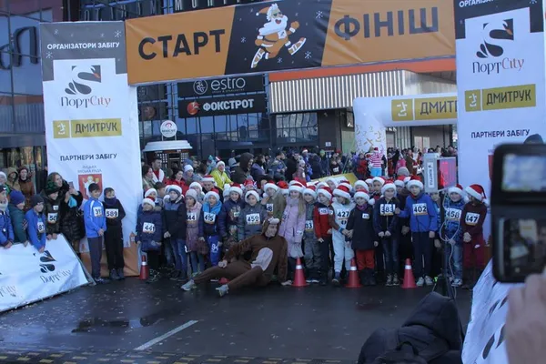 Сотні «Миколайчиків» та Сант: як в Україні та світі бігали за духом Різдва (фото)