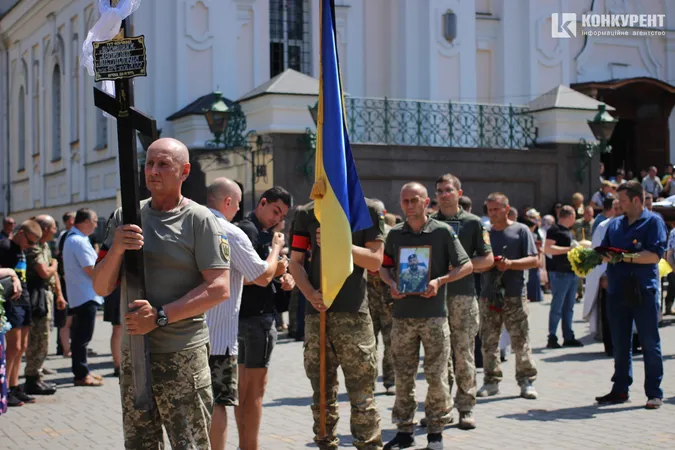 Віддали життя за нас: Луцьк на колінах попрощався з двома захисниками (фото, відео)