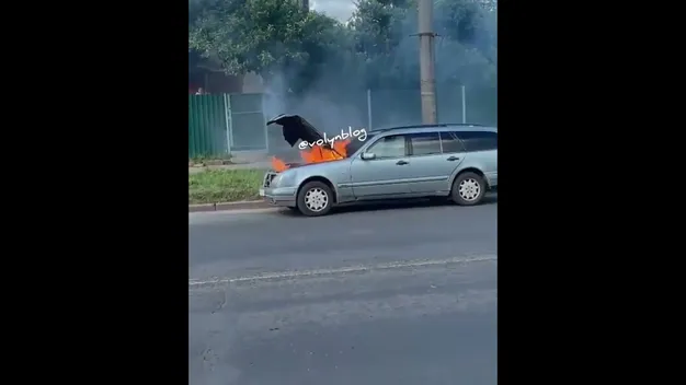 У Луцьку посеред вулиці горіло авто (відео)