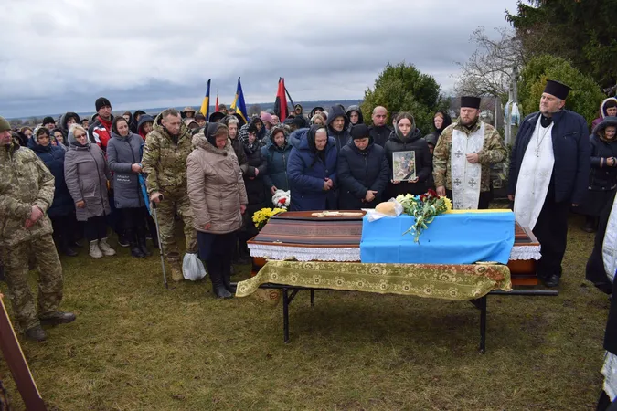 На Волині попрощалися з воїном, який загинув під Бахмутом (фото)