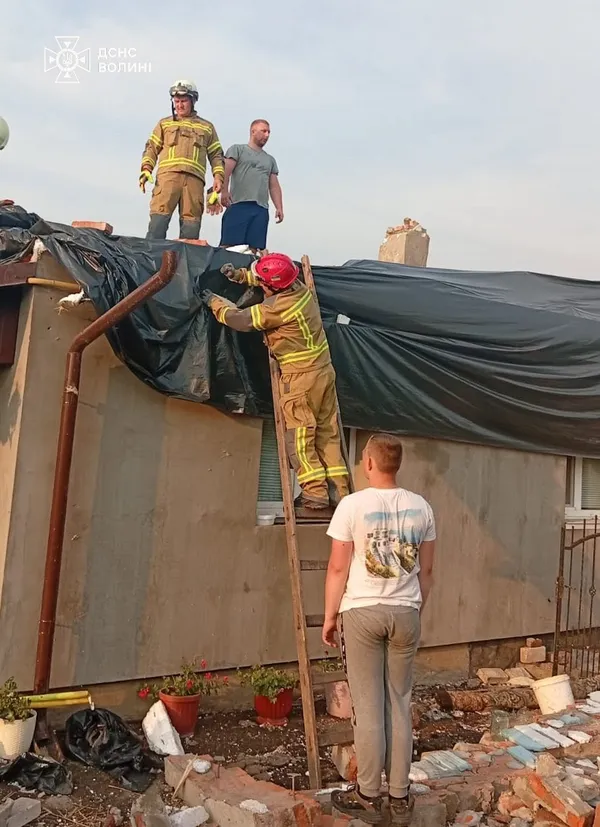 🌪️ Зривало дахи та нівечило будинки: рятувальники під Луцьком ліквідовують наслідки потужного буревію (фото)