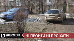 Не заїжджають таксі та “швидка”: луцький двір тоне у болоті (відео)