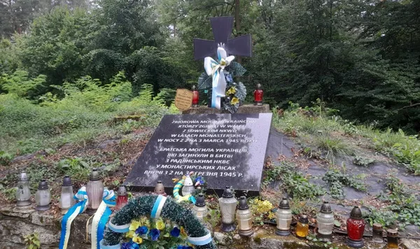 Польща назвала воїнів УПА «терористами» на дошці пам'яті (фото)