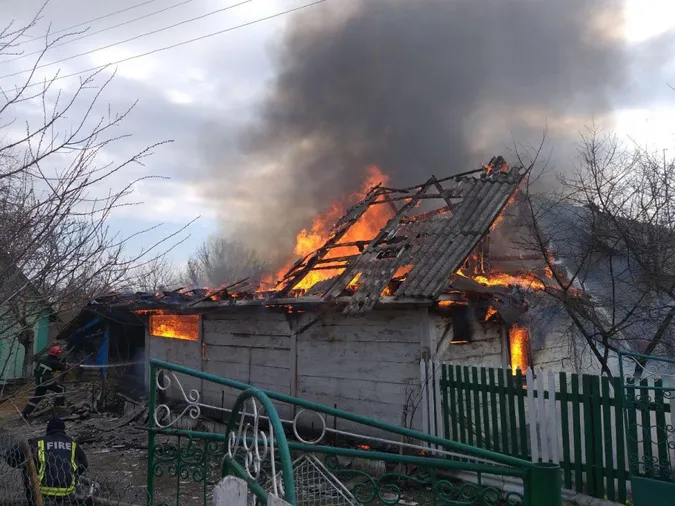 Згоріли хатні речі, техніка, покрівля: у будинку в Ковельському районі – пожежа