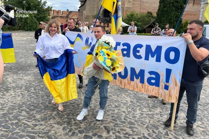 У Луцьку зустріли 24-річного воїна, який провів у полоні три роки (фото)
