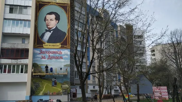 У Луцьку з’явився новий мурал із серії «People of the city» – його герой опинився поруч зі своєю ж роботою (фото, відео)