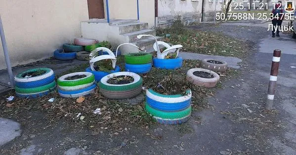 Шкодять здоров'ю: лучан просять повідомляти про старі автомобільні шини у дворах (фото, відео)