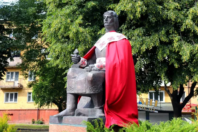 У Володимирі до Дня міста три пам'ятники одягли в княжі шати (фото)