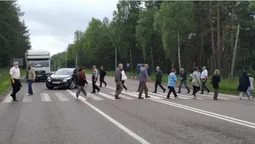 Проти об'єднання: жителі Маневицького району перекрили автотрасу Київ-Ковель-Ягодин (фото)