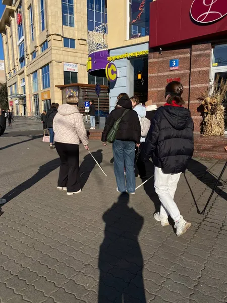 Луцьким студенткам завʼязали очі та відправили гуляти по місту: для чого (фото)