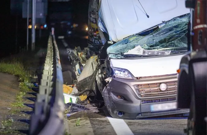 Двоє загиблих, п'ятеро поранених: у Польщі вантажівка врізалась у мікроавтобус з українцями (фото)