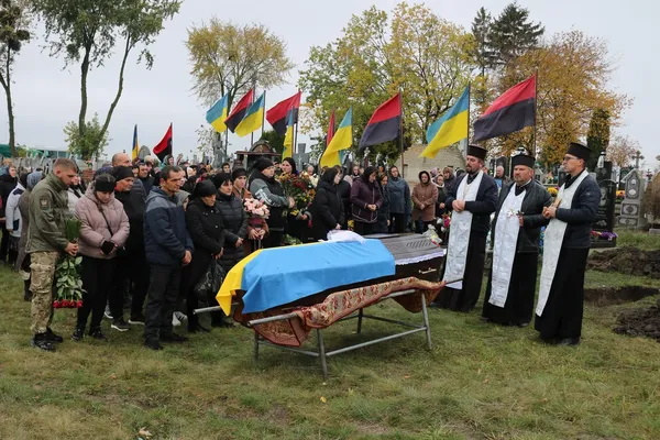 Загинув понад 2 роки тому: на Волині в останню дорогу провели полеглого воїна Костянтина Клюбу (відео)