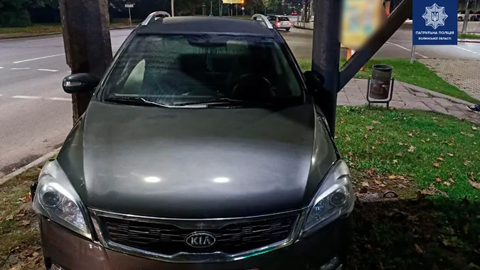 У Луцьку працівник автомийки влетів у стовп на автівці клієнта (фото)